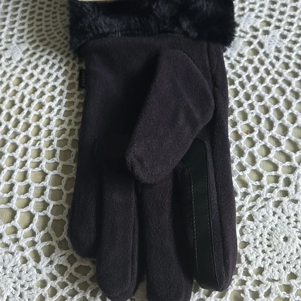 ISOTONER WOMEN'S BLACK FUR-TRIMMED GLOVES - Picture 5 of 8